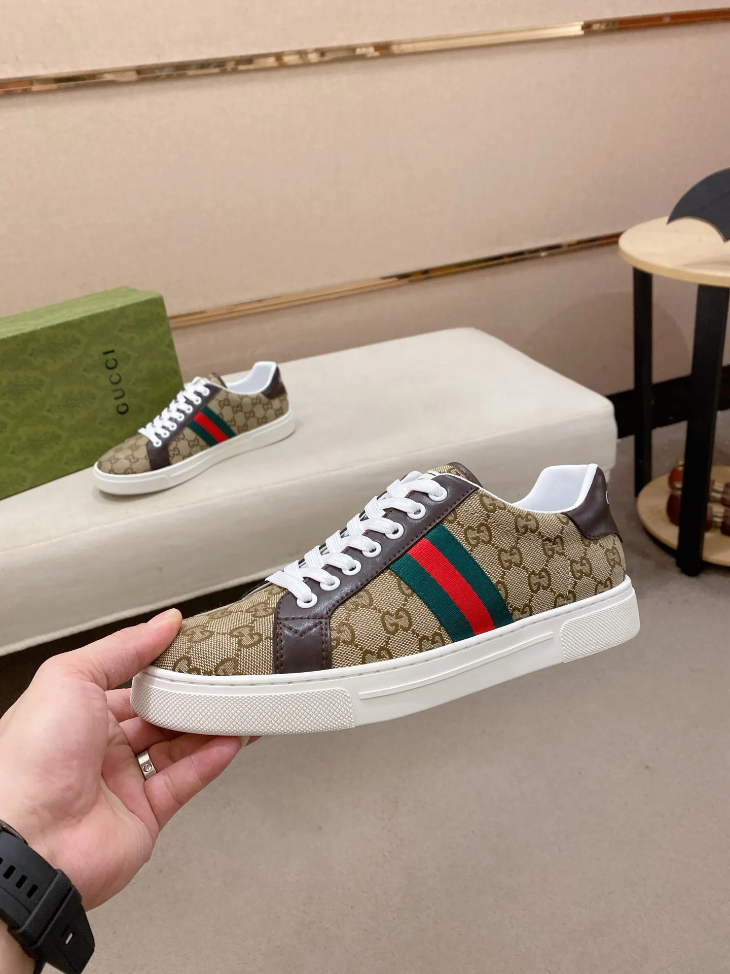 Factory price: 460💰 (GUCCI) The latest model from the official website 🎁🎁Casual and fashionable men's shoes👟, hot style 💥The version is simple and elegant, exclusive for trendy men. Unique official website latest brand elements 👑Gucci original decoration, fashionable and generous, the fabric is original cowhide ✅sheepskin lining, the official website specifies wear-resistant casual outsole, the classic model is taken in kind at the counter🎬38-44 (45 is not returned or exchanged)